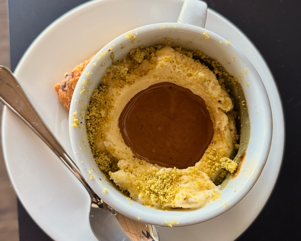 Affogato Spezial mit Crema di Pistacchio und Vanilleeis