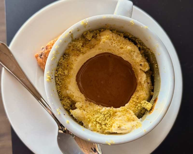 Affogato Spezial mit Crema di Pistacchio und Vanilleeis