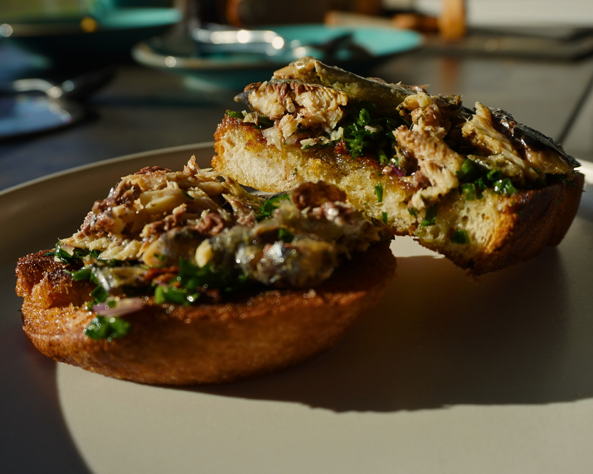 Knuspriges Sauerteigbrot mit Sardinen und getrockneten-Tomaten-Kräuter-Vinaigrette