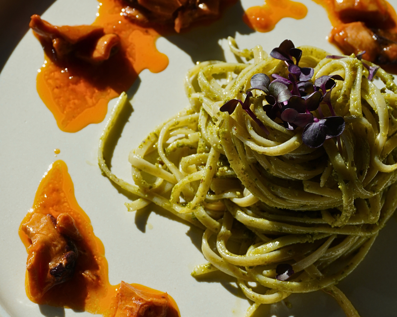 Linguine Aglio & Basilico mit Pulpo in Salsa Americana und Tomatensalat