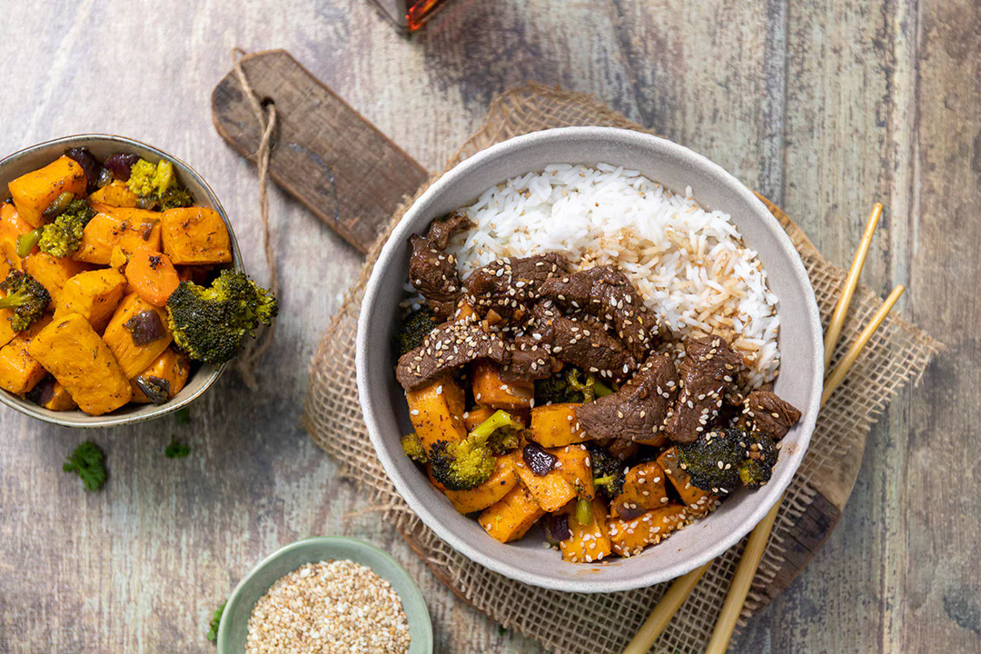 Sesam-Rindfleisch-Bowl mit Reis