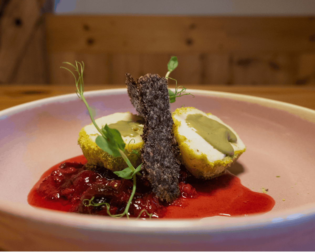 Pistazienknödel mit Mohn-Hippe und Zwetschgen