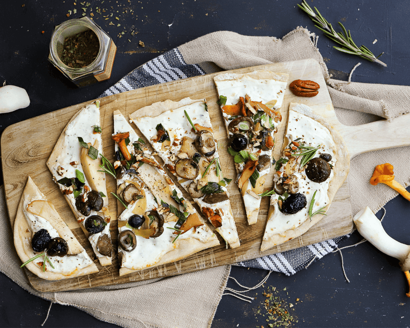 Flammkuchen mit frischen Pilzen