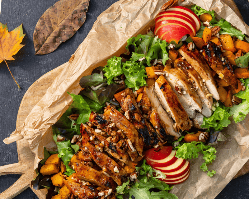 Herbstsalat mit glasierter Hähnchenbrust