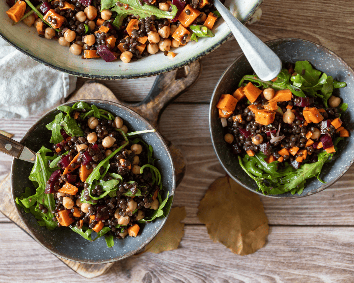 Lauwarmer Linsensalat mit Ofengemüse und Haselnussöl-Dressing‬