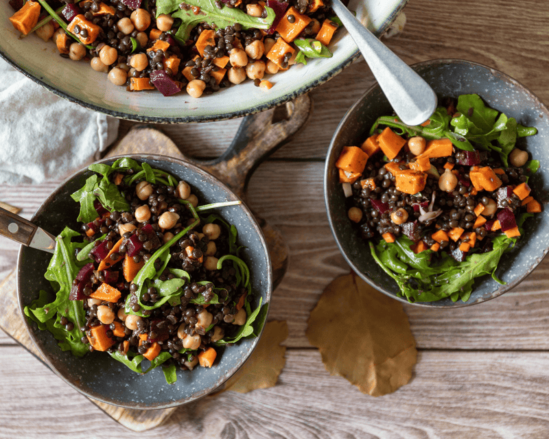 Lauwarmer Linsensalat mit Ofengemüse und Haselnussöl-Dressing‬