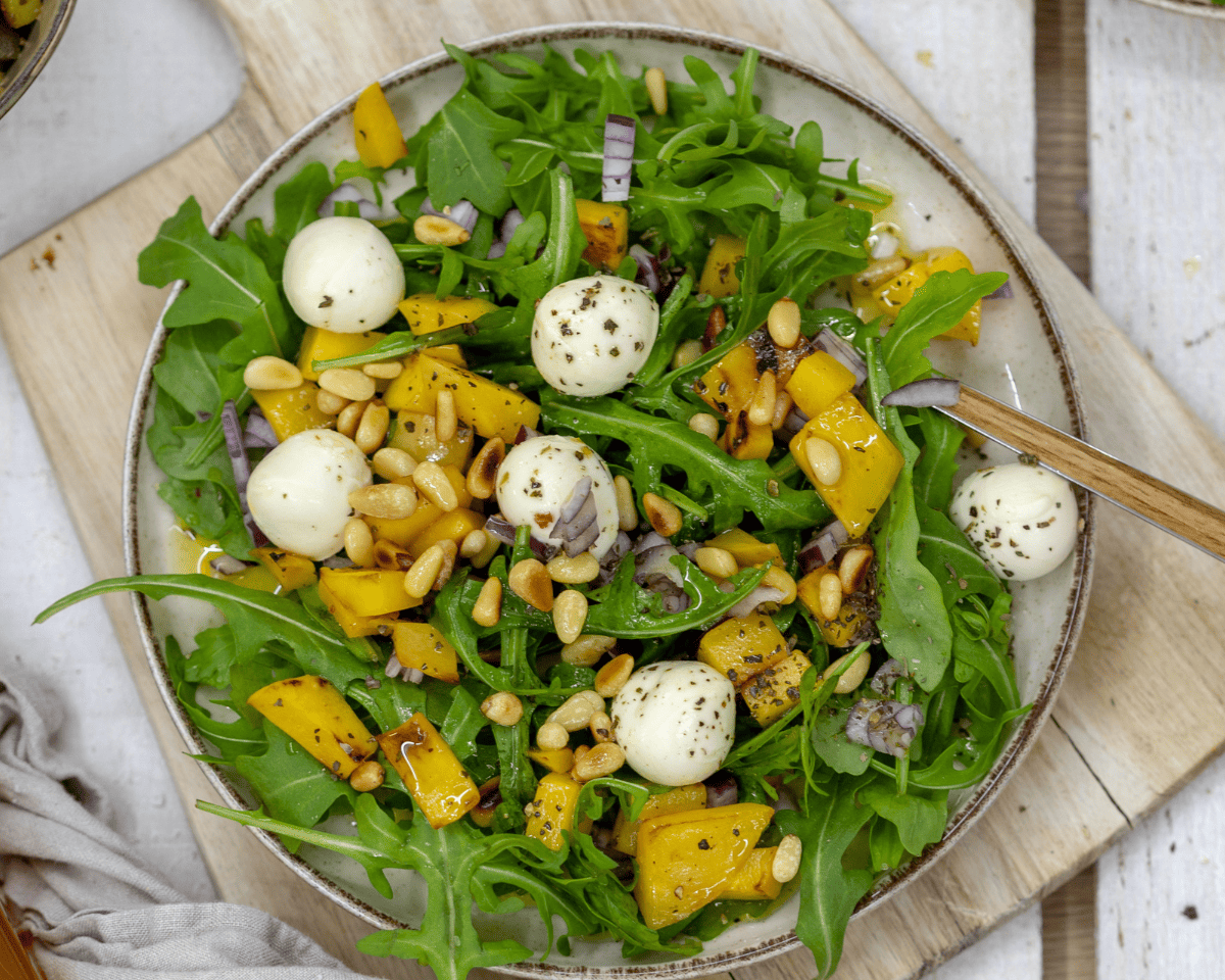 Rucolasalat mit gegrillter Mango und gerösteten Pinienkernen