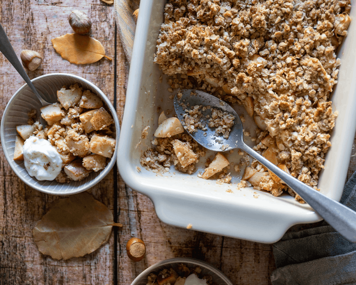 Apfel-Birnen-Crumble mit Haselnussöl 