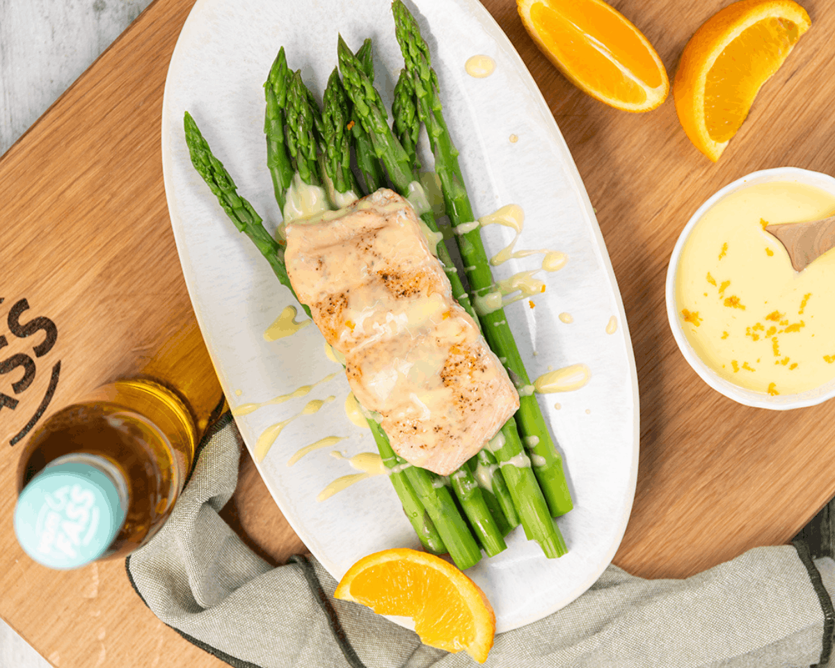 Gebratener Lachs mit grünem Spargel & Orangen-Hollandaise 