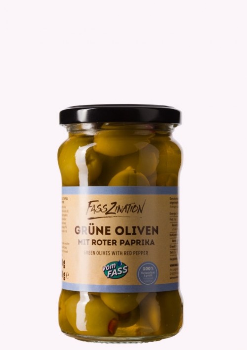 Grüne Oliven mit roter Paprika