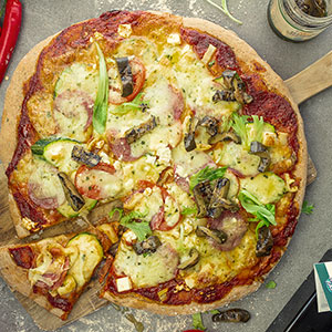 Big mediterran Pizza mit Antipasti und Pizzaöl
