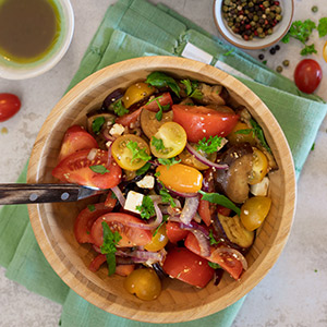 Orientalischer Tomatensalat mit Basilikumöl
