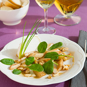 Spargel-Spinat-Salat mit Ziegenkäsedressing