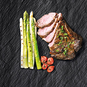 T-Bone-Steak mit weißem, gegrilltem Spargel