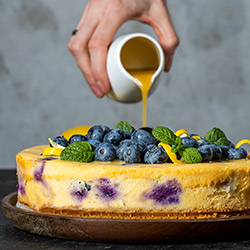 Blueberry-Cheesecake mit Karamell-Sauce